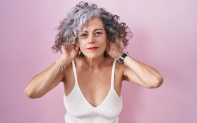 Make up ideale per capelli grigi: quale scegliere